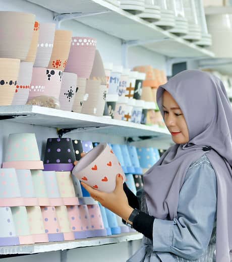 wanita 20memegang 20pot